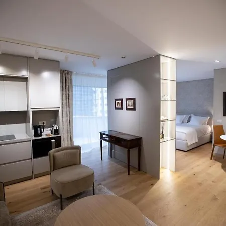 Luxury - Rruga Elbasanit * Τίρανα